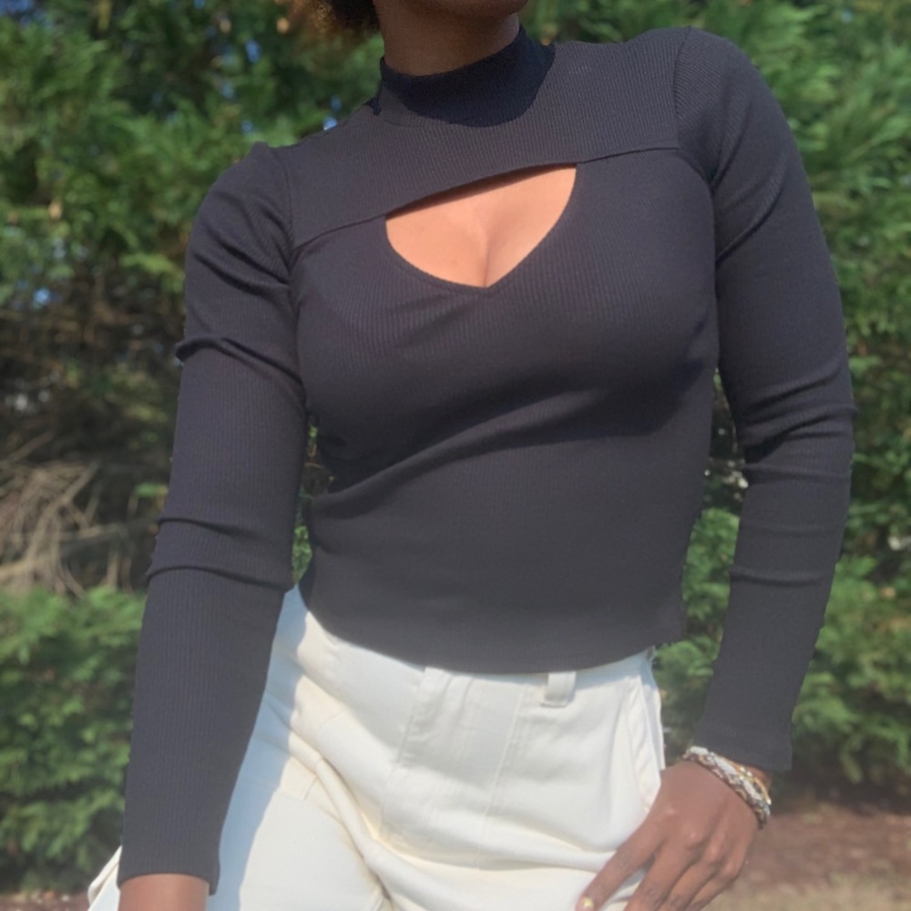 ❌SOLD❌NWOT Express Black Front Cut Out Top Sz M - Picture 2 of 10